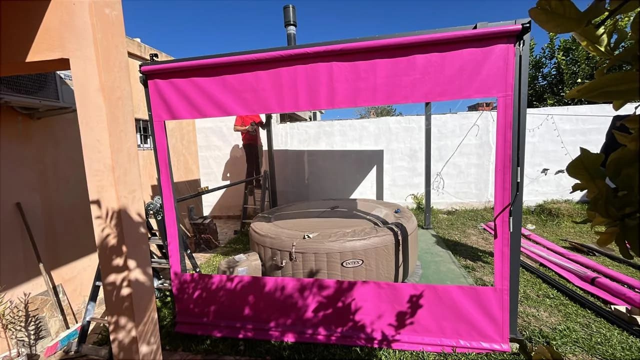 02 cerramiento fucsia vista lateral pergola a medida