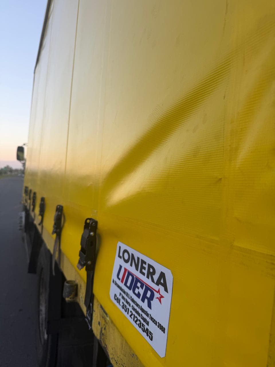 Detalle lona camion tensores reforzados