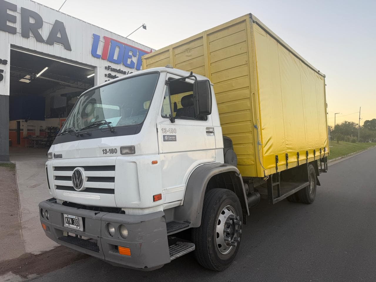 Camion con lona amarilla a medida