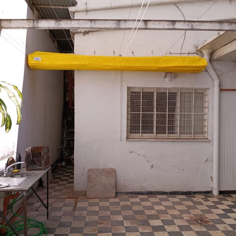 Toldo corredizo coversol tropical amarillo enrollado