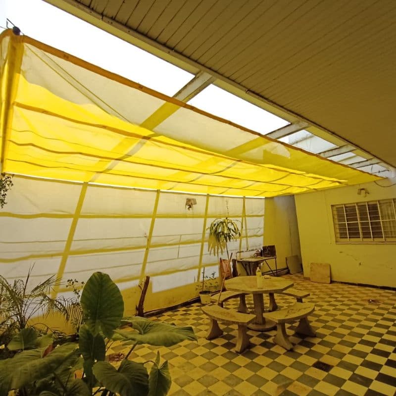 Toldo corredizo coversol tropical amarillo patio desplegado tipo retractil