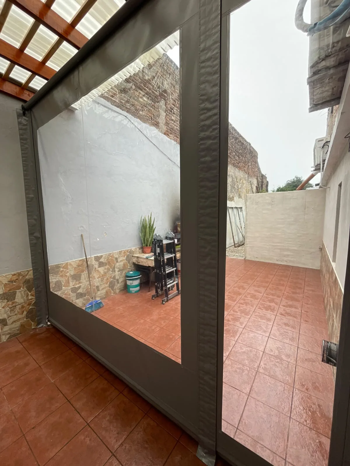 03 cerramiento gris patio detalle paños