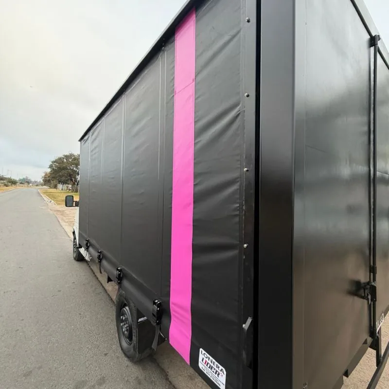 03 detalle lona negra franja rosa furgon