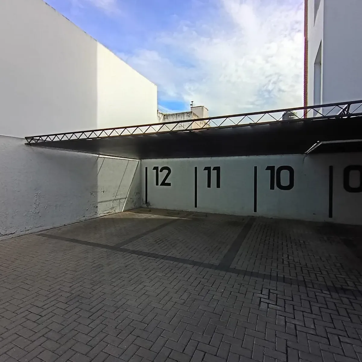 cochera-protegida-con-toldo-fijo-coversol