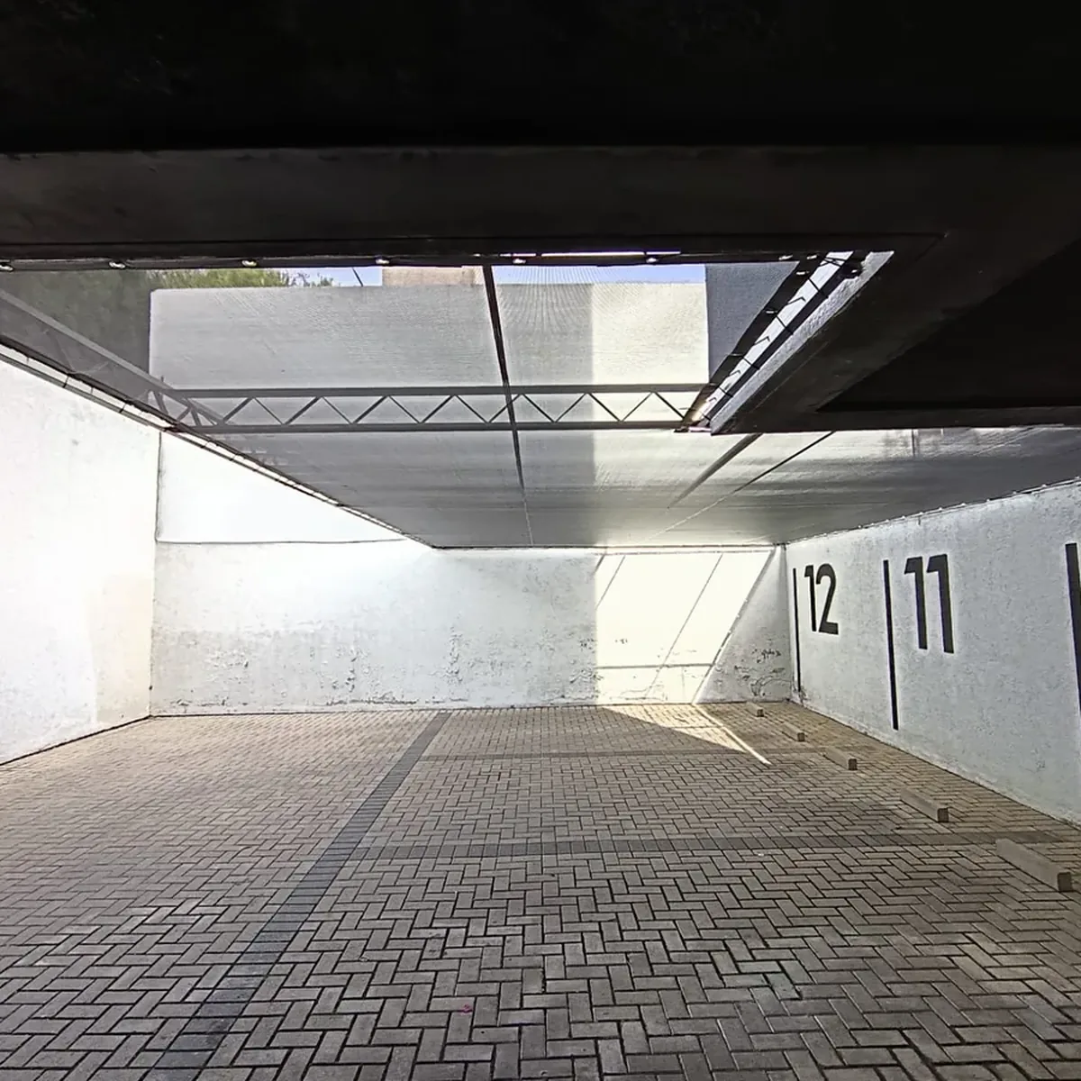techo-coversol-para-autos-edificio