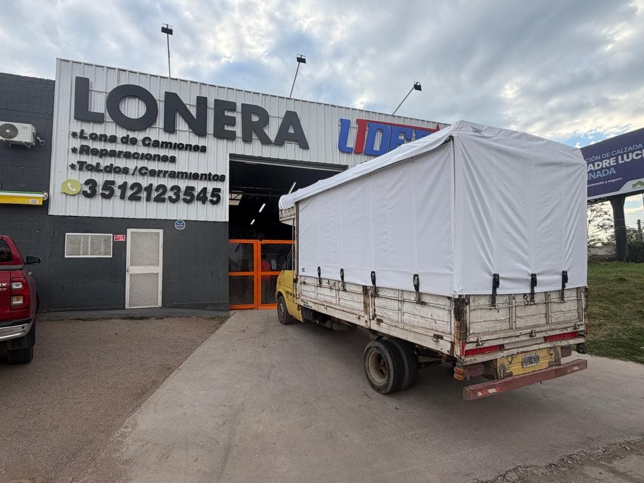Camion de fletes con lona nueva a medida