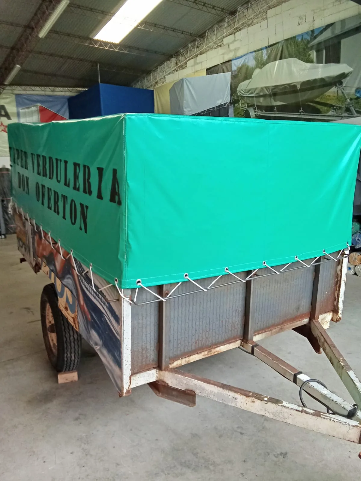 03 lona verde trailer vista trasera ojales