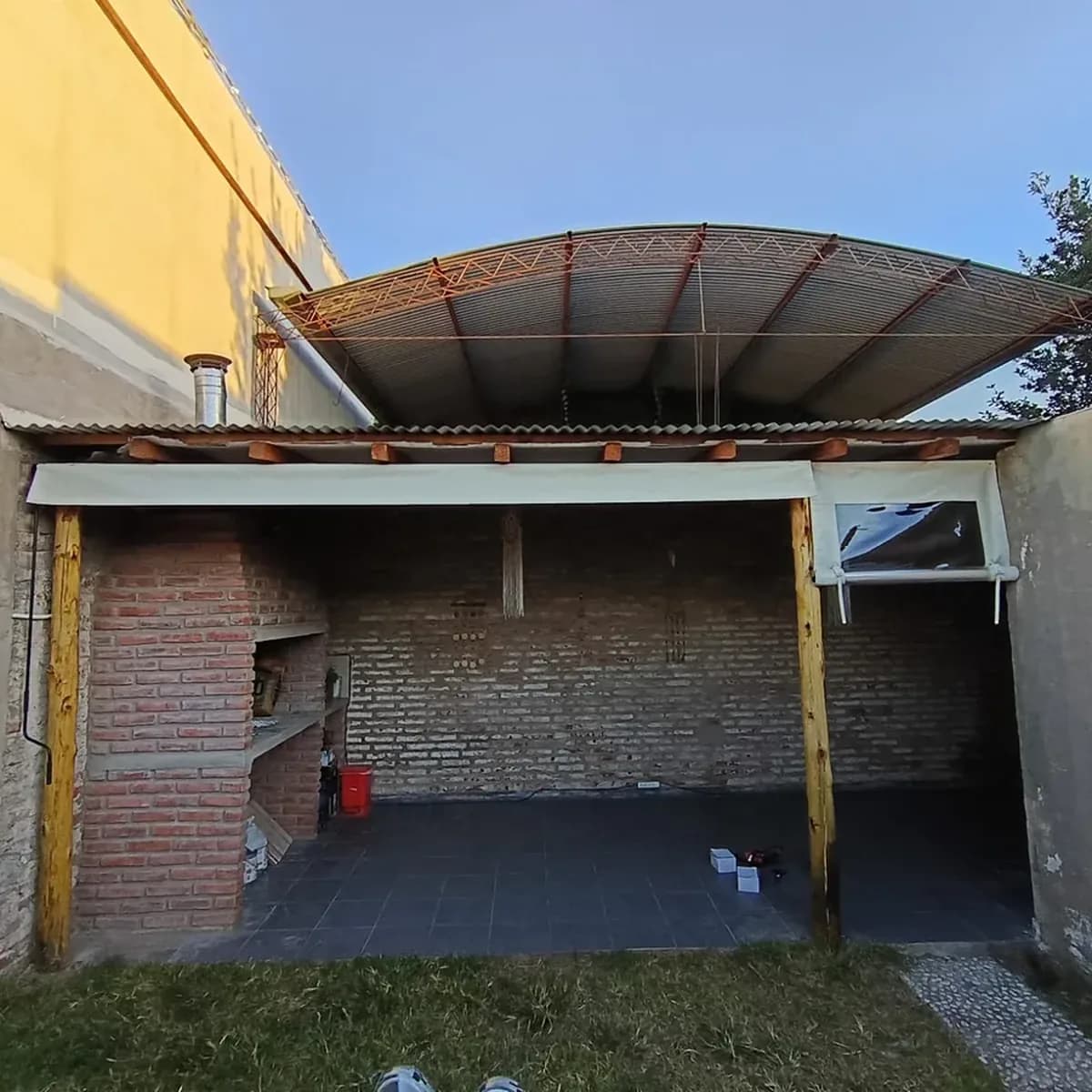 Cerramiento-lona-quincho-instalacion