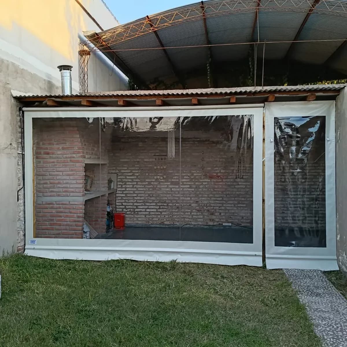 Cerramiento-lona-quincho-ventanas-pvc